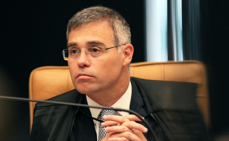 Mendonça libera matérias sobre imóveis da família Bolsonaro