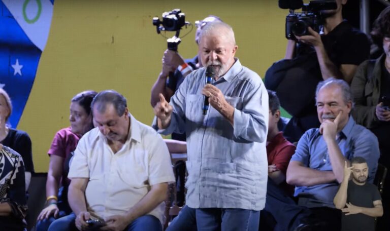 No AM, Lula critica Bolsonaro e agradece Venezuela por oxigênio
