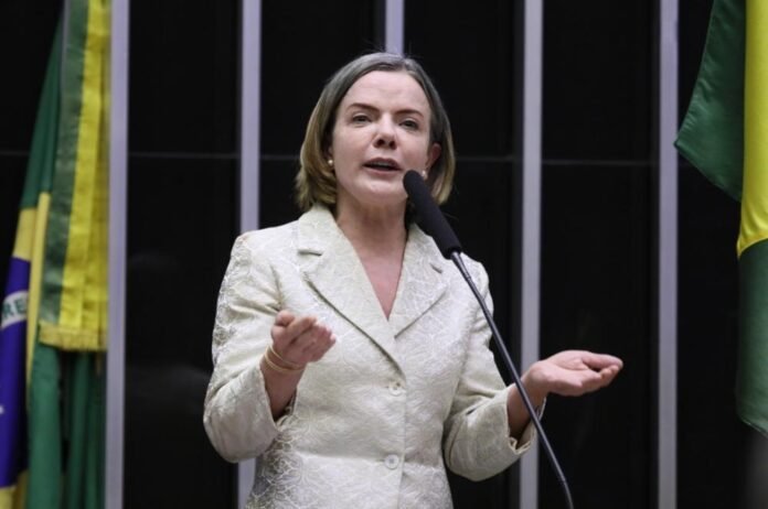 Notificada pela Igreja Universal, Gleisi apaga post com fake news