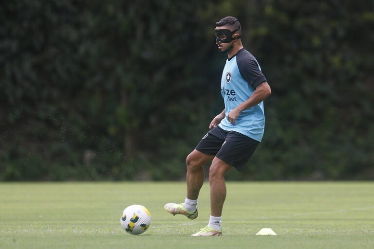Recuperando de lesão na face, Rafael treina com máscara e pode reforçar Botafogo