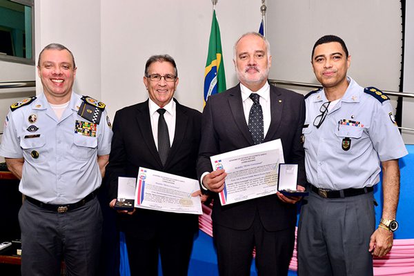 Autoridades da Polícia Miligrar Capixaba homenageiam o Corregedor da Justiça do Espírito Santo, desembargador Carlos Simões.