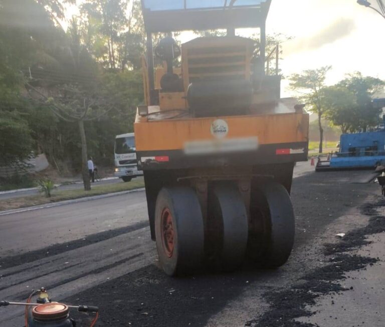 Acidente grave: funcionário é atropelado por máquina de pavimentação asfáltica em Guarapari