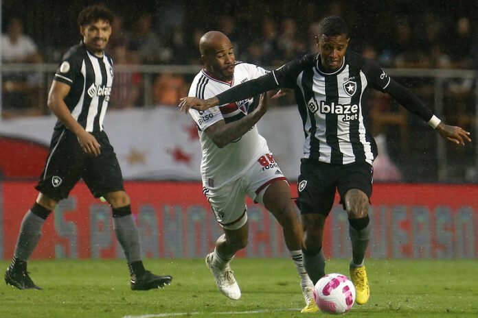 Após vitória contra São Paulo, Tchê Tchê vê reclamação “indevida” por marcação de pênalti