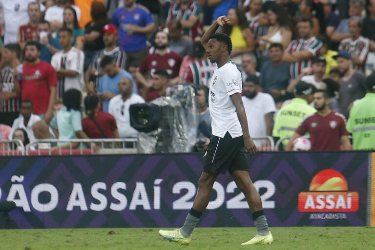 Autor de um dos gols, Jeffinho lamenta empate do Botafogo em clássico