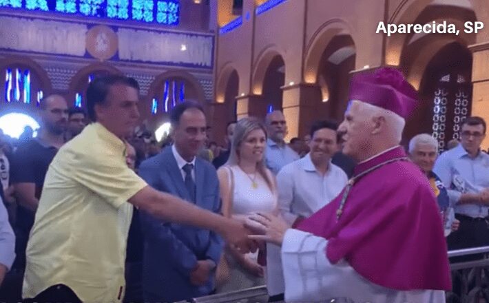 Bolsonaro acompanha missa no Santuário de Aparecida