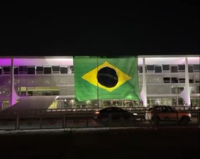 Bolsonaro manda estender bandeira do Brasil no Planalto
