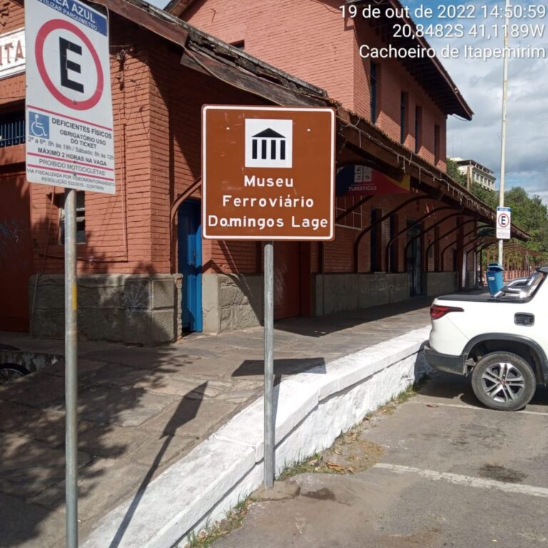 Avenidas e pontos turísticos recebem novas placas de sinalização