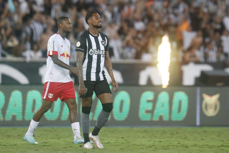 Diego Gonçalves celebra retorno aos gramados pelo Botafogo
