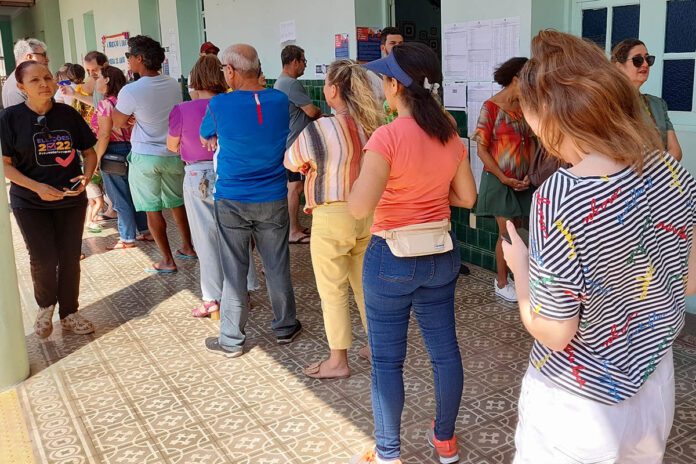 Eleições: fila para votação e 18 pessoas detidas no ES