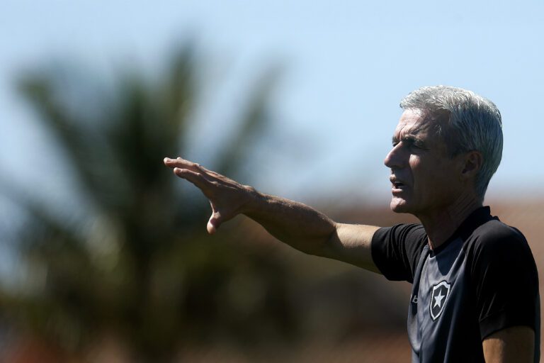 Luís Castro cita times europeus para destacar trabalho do Botafogo