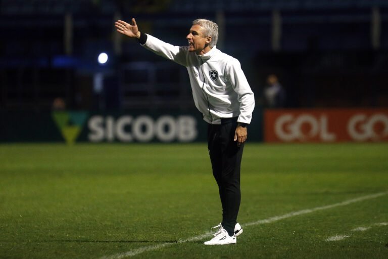 Luís Castro pontua mudança de postura do Botafogo contra o Avaí: “Demos mais amplitude”