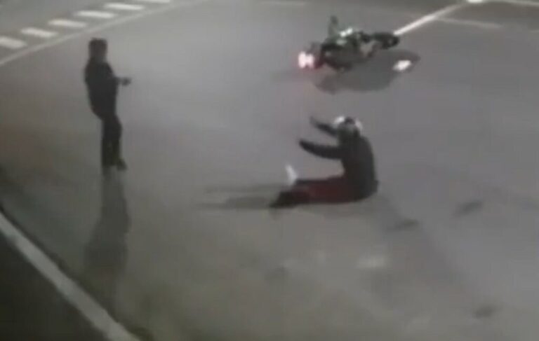 Motociclista reage, toma arma de assaltante e o atinge na perna