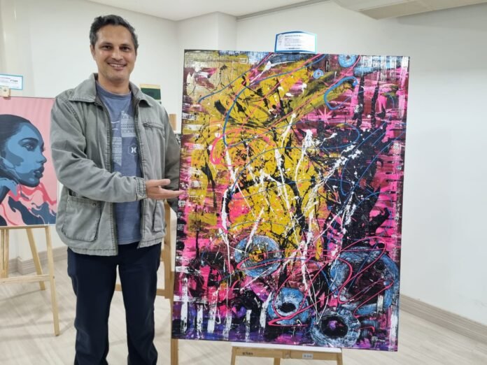 O segurança que ganhou concurso em Guarapari mostrando talento nas artes plásticas