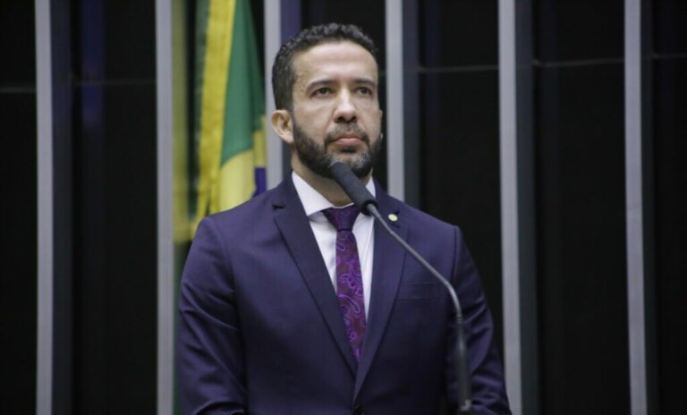 STF não consegue notificar Janones em ação de Carlos Bolsonaro