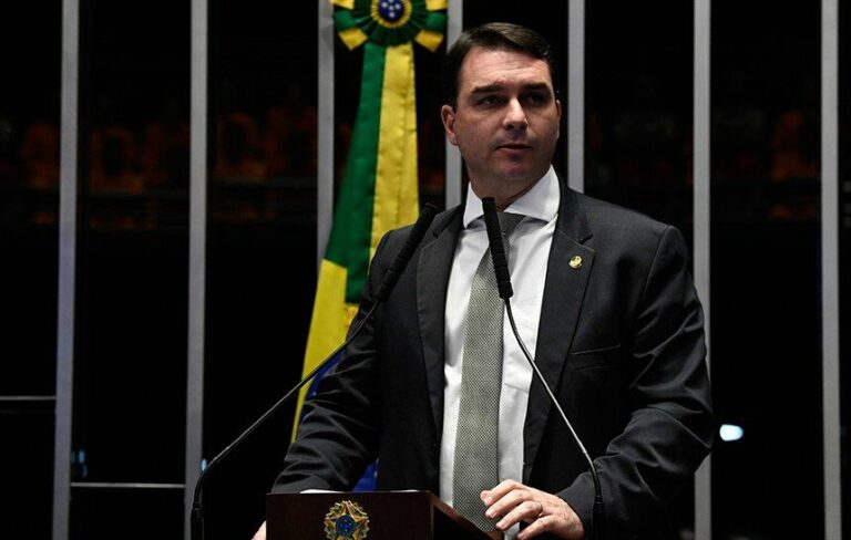 Senador Flávio: “Bolsonaro levou uma segunda facada”