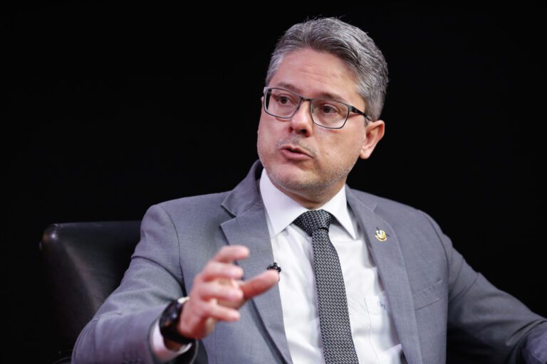 Senador vai ao STF para Bolsonaro revelar emendas de relator