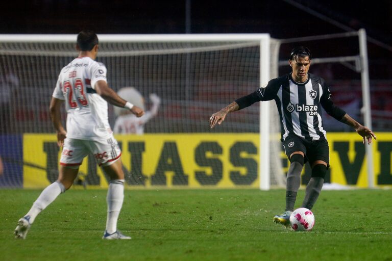 Victor Cuesta deve desfalcar o Botafogo contra o Internacional