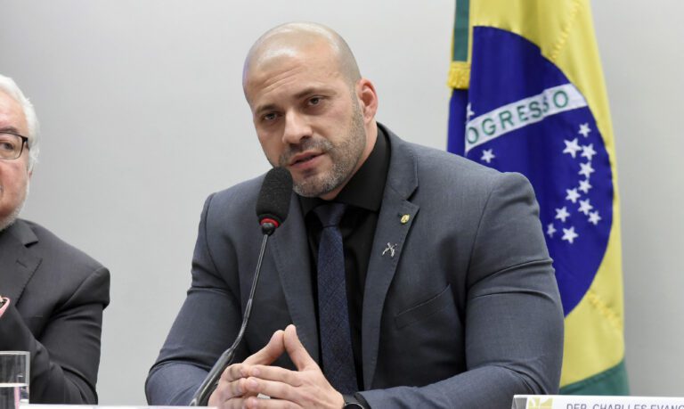Alexandre de Moraes multa Silveira em R$ 2,6 milhões