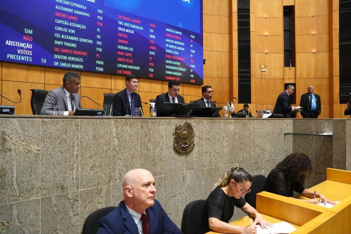 Aprovado reajuste para governador e deputados