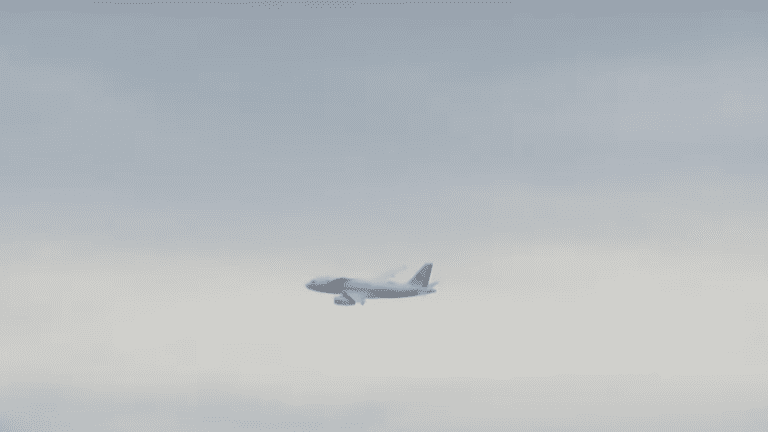 Céu nublado com um avião no meio da imagem