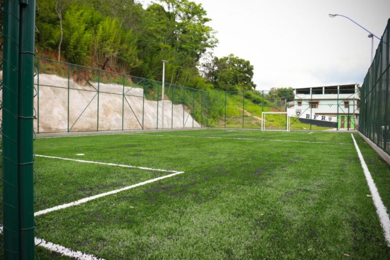 Campo de futebol de Conduru é entregue aos moradores totalmente reformado