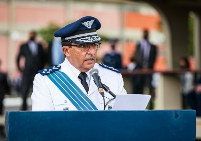 Comandante da FAB elogia sucessor escolhido por Lula