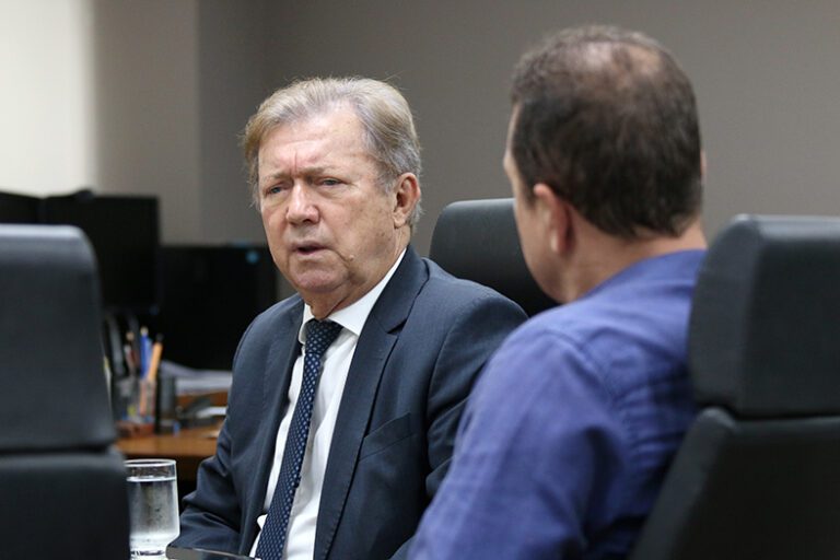 O presidente do TJES, desembargador Fabio Clem, em reunião com o prefeito de Pancas/ES..