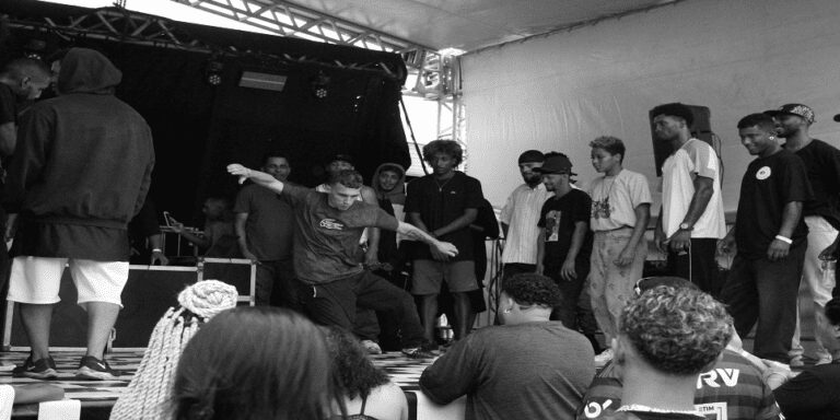 Parada Underground 028 reúne DJ, tatuadores, Mc’s, batalhas de B-Boys em Anchieta e teve bala de borracha e spray de pimenta