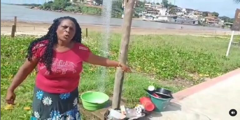 Professora de Anchieta lava “vasilhas” no chuveiro da praia protestando contra a falta de água