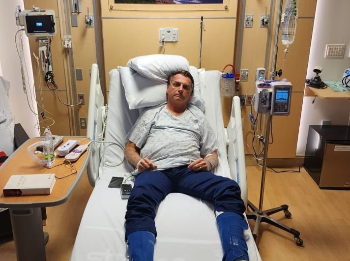 Bolsonaro posta foto do hospital e explica problema de saúde