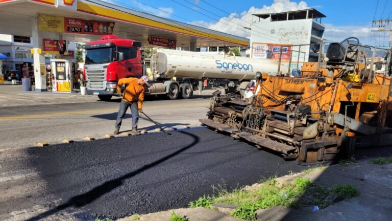 Nova camada de asfalto começa a ser aplicada na avenida Aristides Campos