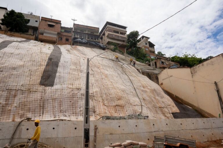Obras de pavimentação e contenção de encostas avançam no bairro Amarelo