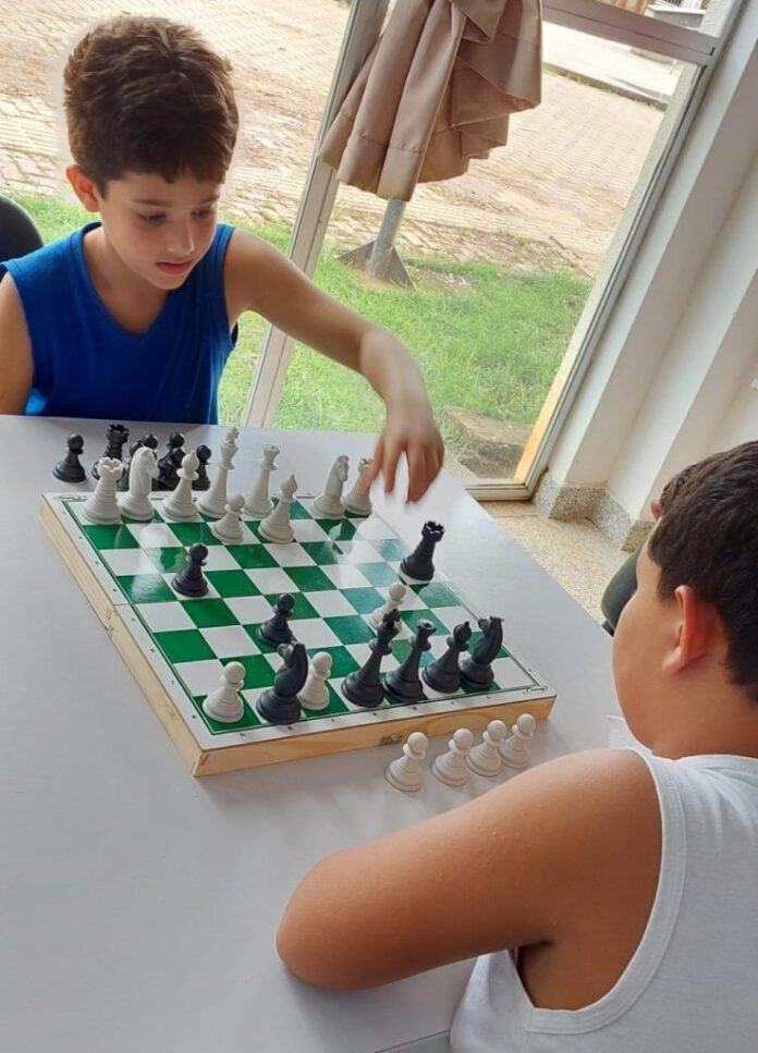 Pracinha da Cultura iniciou projeto de aulas de xadrez para crianças e adolescentes
