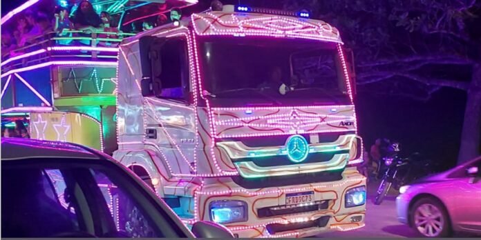 Fofão, do Trem da Alegria cai com a carreta em movimento em Piúma e quebra o braço