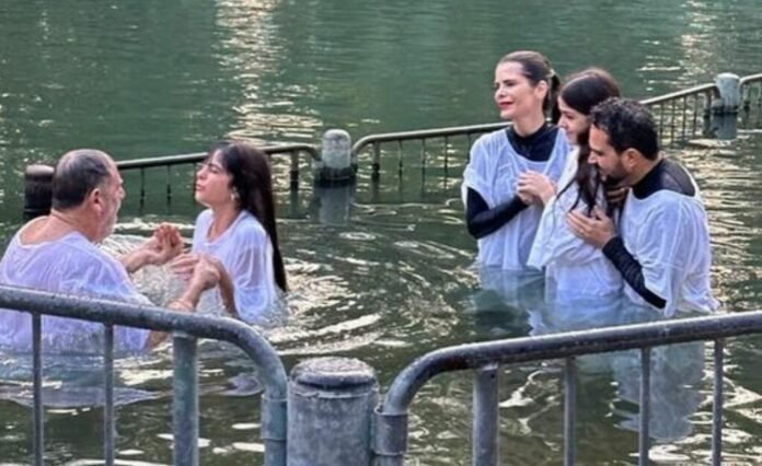 Luciano Camargo e sua família se batizaram no Rio Jordão