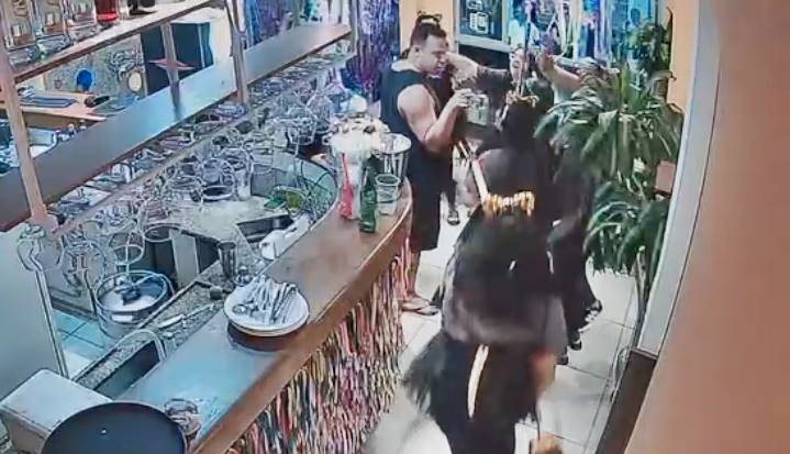 Vídeo: homem causa confusão e agride proprietários de restaurante em Guarapari