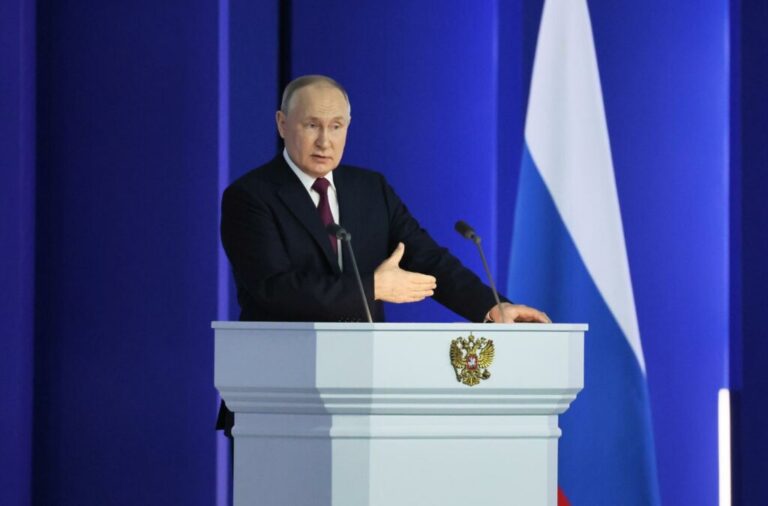 Vladimir Putin acusa Ocidente de fazer a pedofilia virar ‘norma’