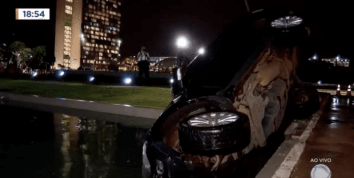 Carro de deputado cai em espelho d’água do Planalto