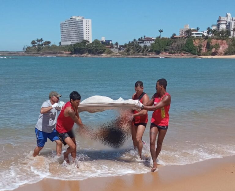 Corpo de homem desaparecido é resgatado em praia de Guarapari