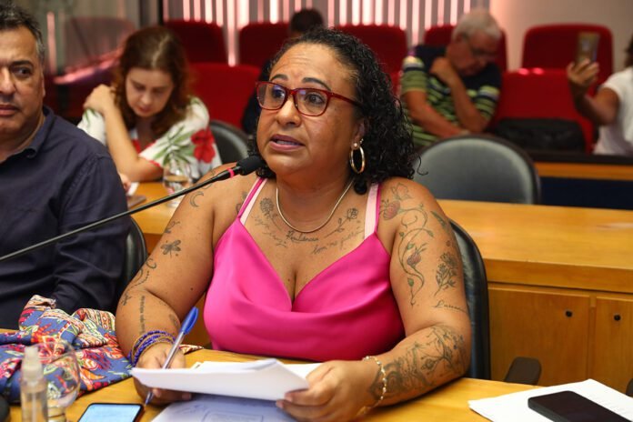 Escritora cria academia de letras fora do tradicional