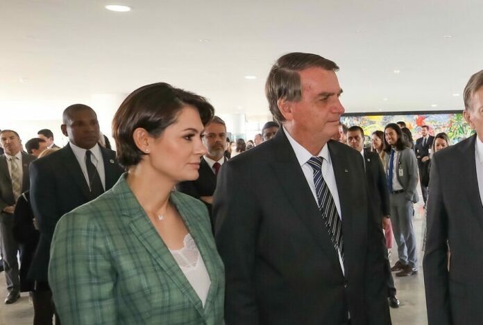 Joias: PF quer ouvir Bolsonaro e Michelle, diz colunista