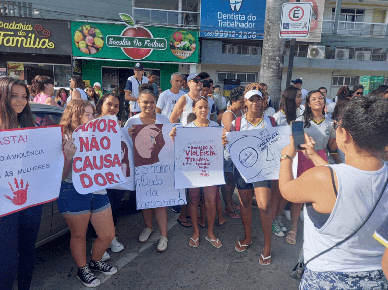 PIÚMA: Alunos da Rede Municipal erguem cartazes e faixas na Avenida dizendo não à violência contra a mulher