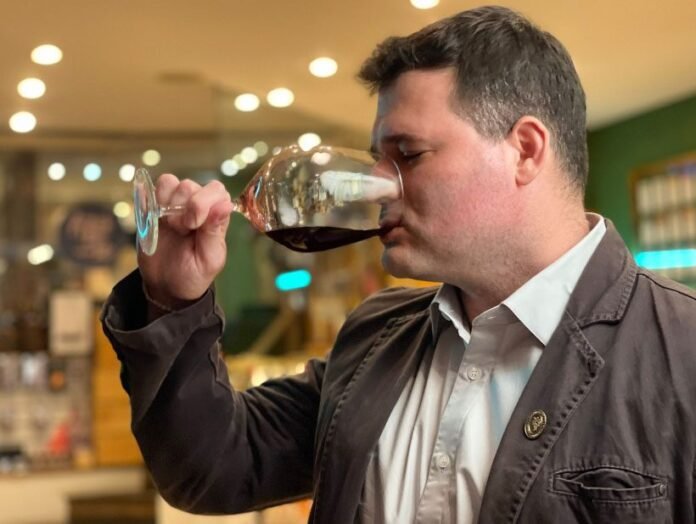 Sommelier de Anchieta conquista certificação internacional inédita