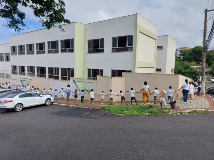 Abraço de alunos e professores de Guarapari pede fim da violência nas escolas