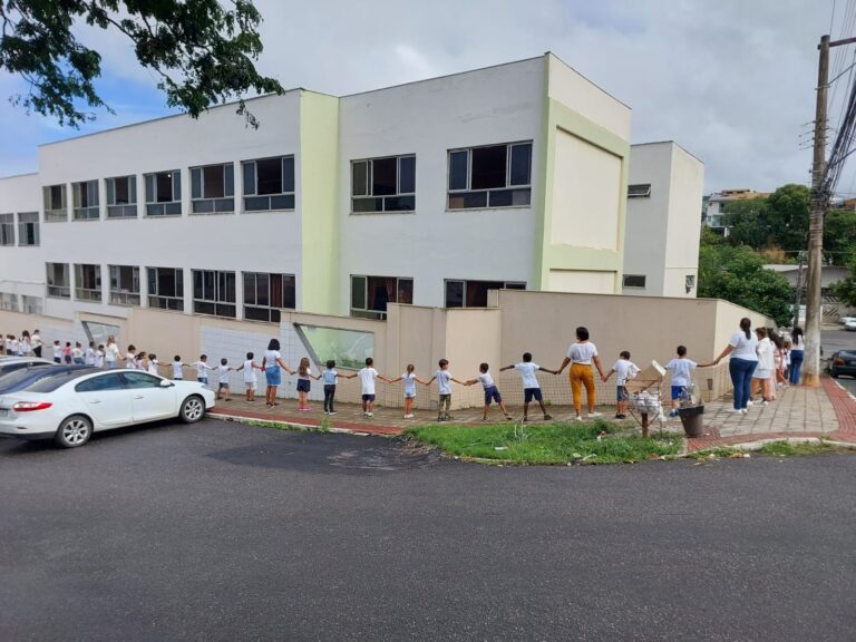Abraço de alunos e professores de Guarapari pede fim da violência nas escolas