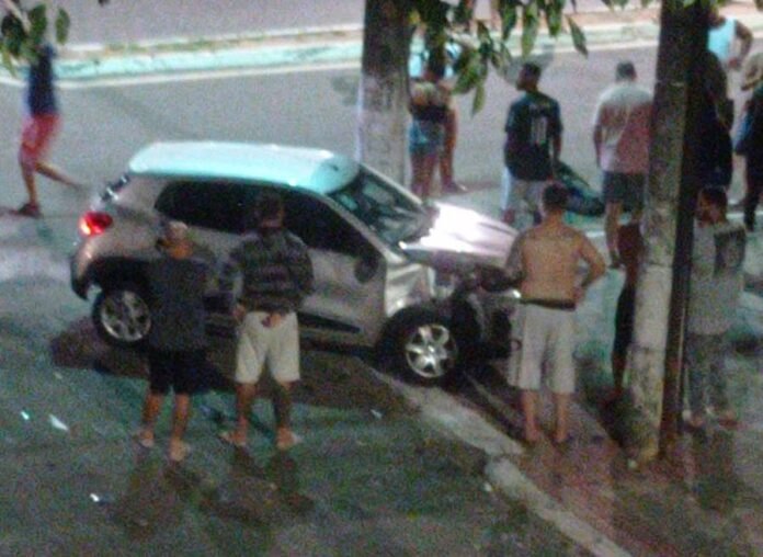 Acidente entre carro e moto deixa casal ferido em Guarapari. Motorista tentou fugir