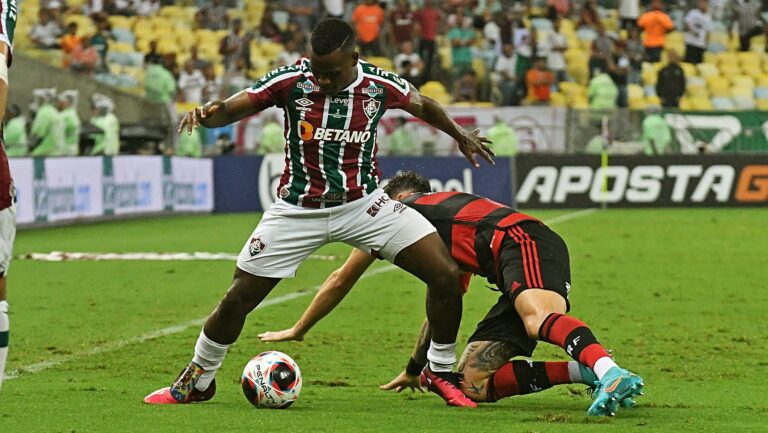 Após conquista do Fluminense, Arias destaca trabalho do técnico Diniz
