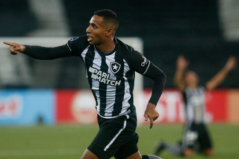 Atacante Victor Sá destaca briga por vaga no Botafogo: “Disputa muito saudável”