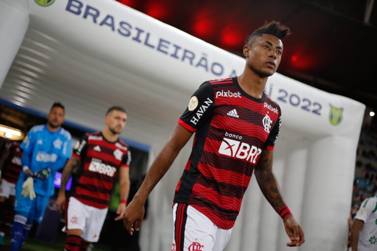 Bruno Henrique é relacionado no Flamengo contra o Fluminense