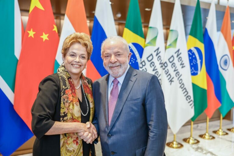 Com a presença de Lula, Dilma toma posse no banco do Brics